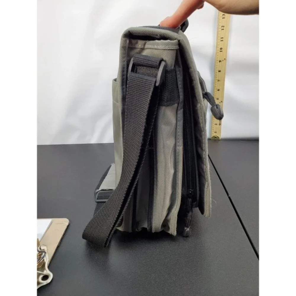 Solo Messenger Laptop Bag‎ Gray Crossbody Adjustable Strap Zip Closure Logo